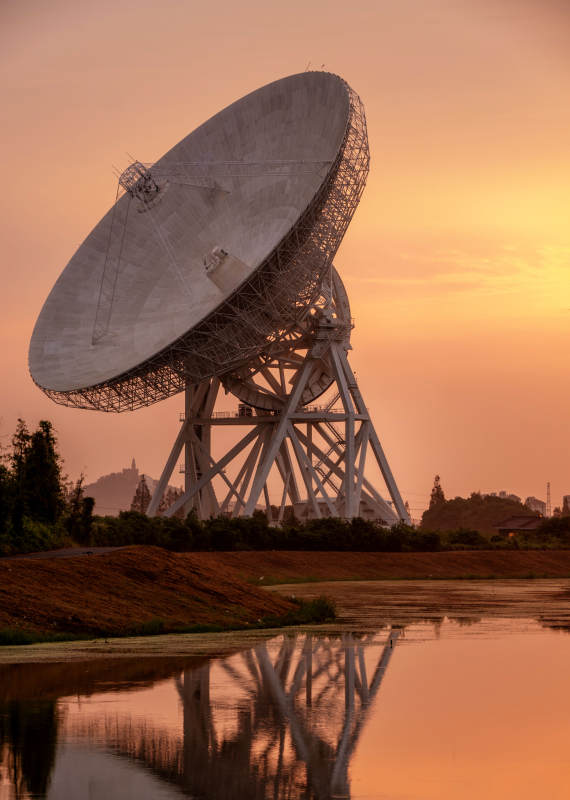 日落中的卫星天线图片