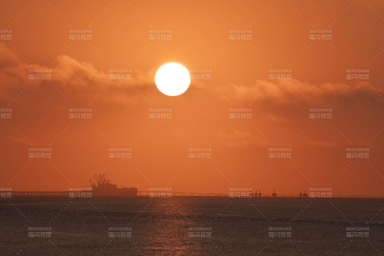 夕阳海面剪影图片