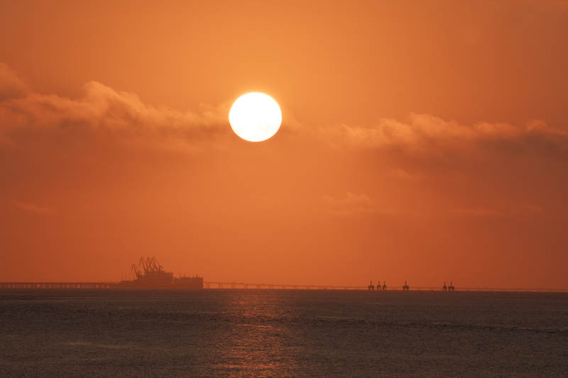 夕阳海面剪影图片