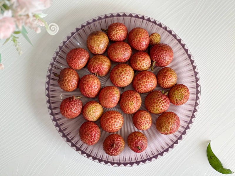 新鲜荔枝摆盘图片