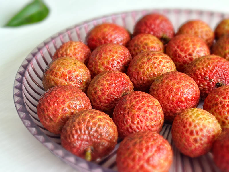 新鲜荔枝盛盘图片