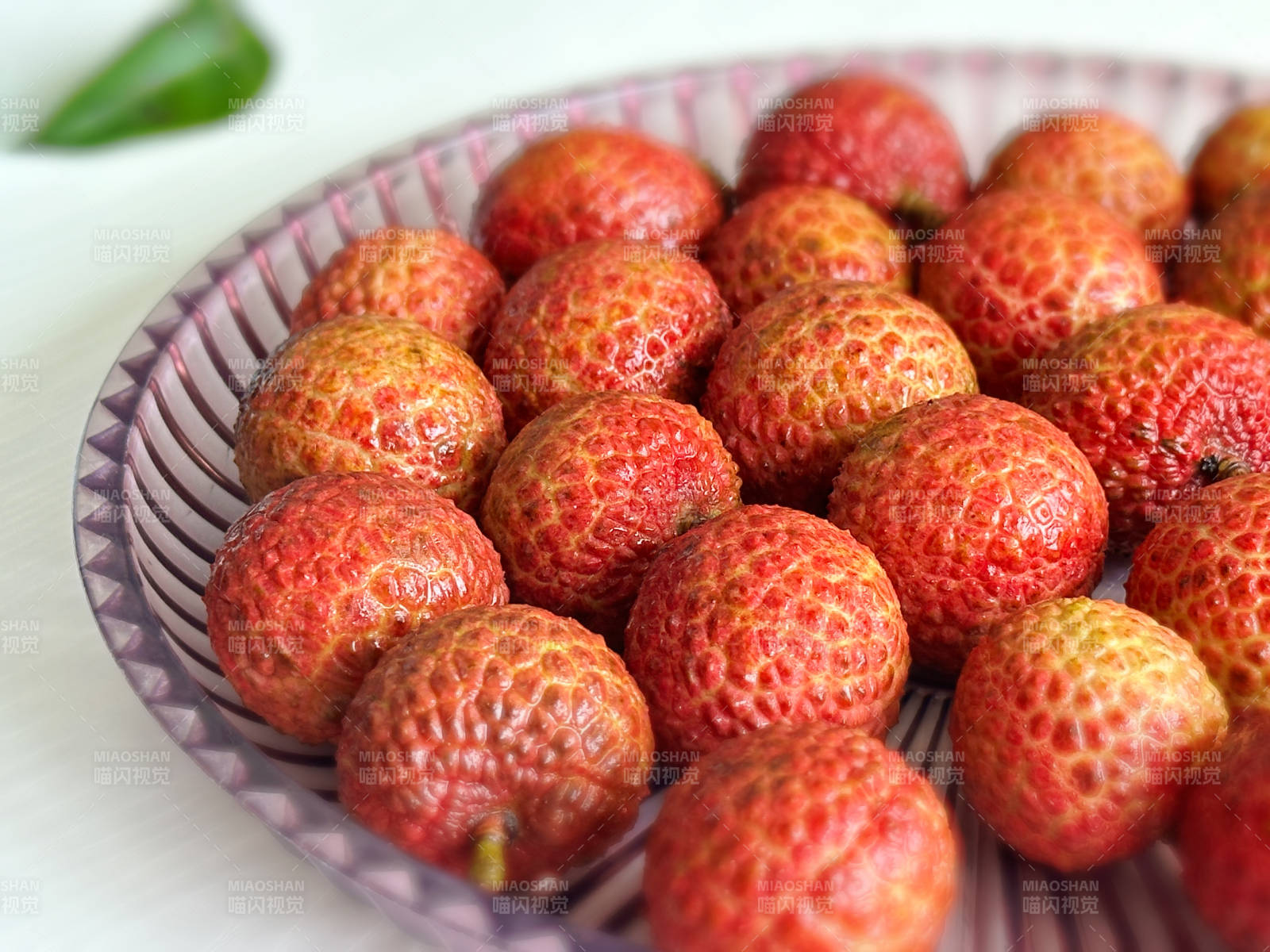 新鲜荔枝盛盘图片