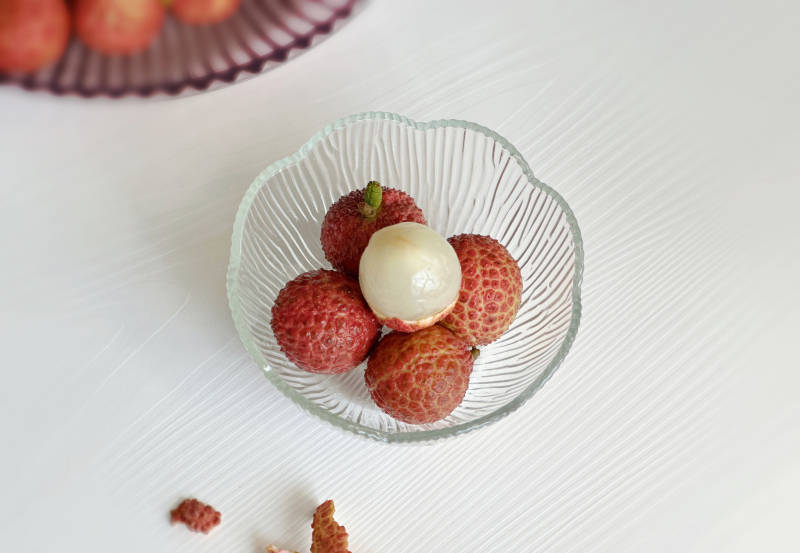 荔枝与珍珠的静谧美图片