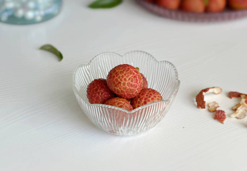 荔枝小碗盛放图片