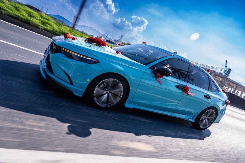 蓝色婚车疾驰在路上图片