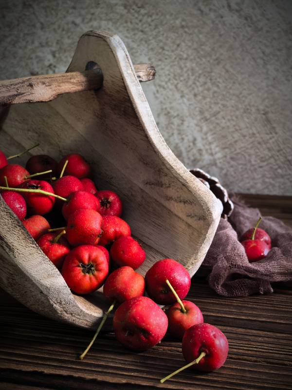 红果木桶静物图片