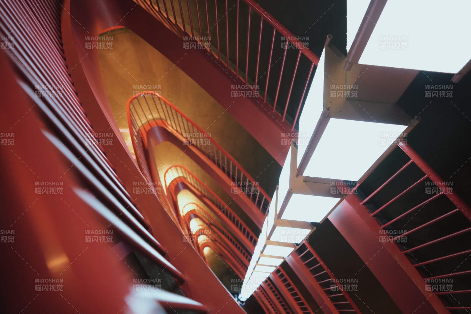 国家大剧院内部的红色螺旋楼梯图片