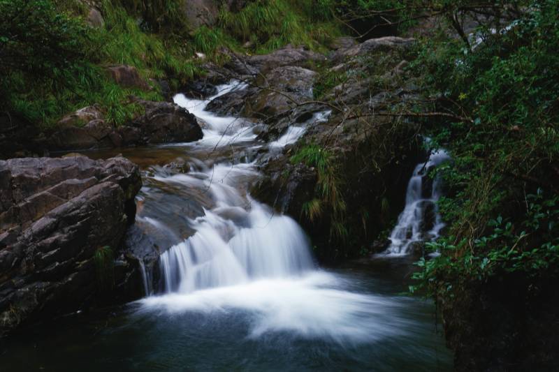 山涧飞瀑流泉大奇山森林公园图片