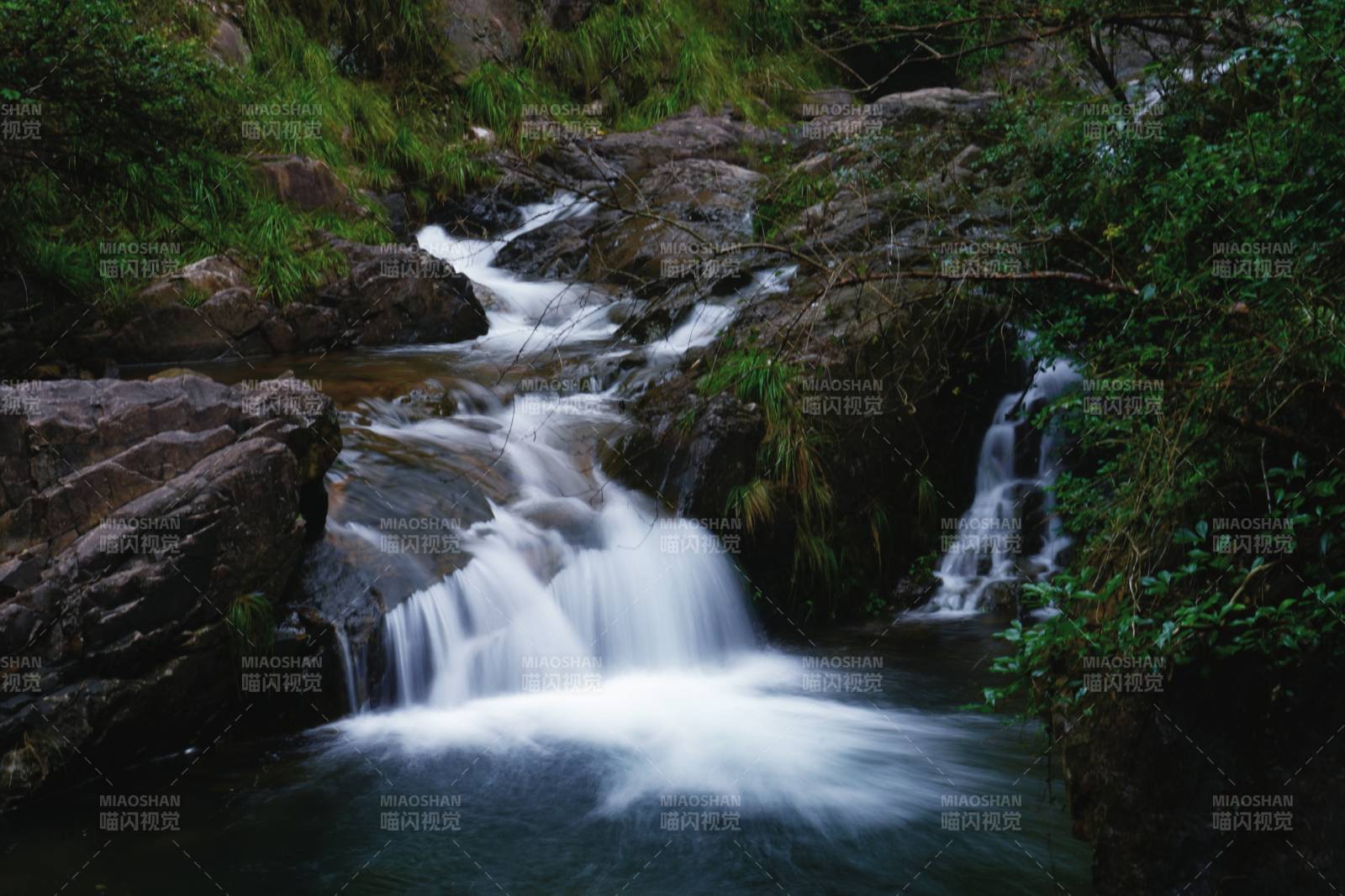 山涧飞瀑流泉大奇山森林公园图片