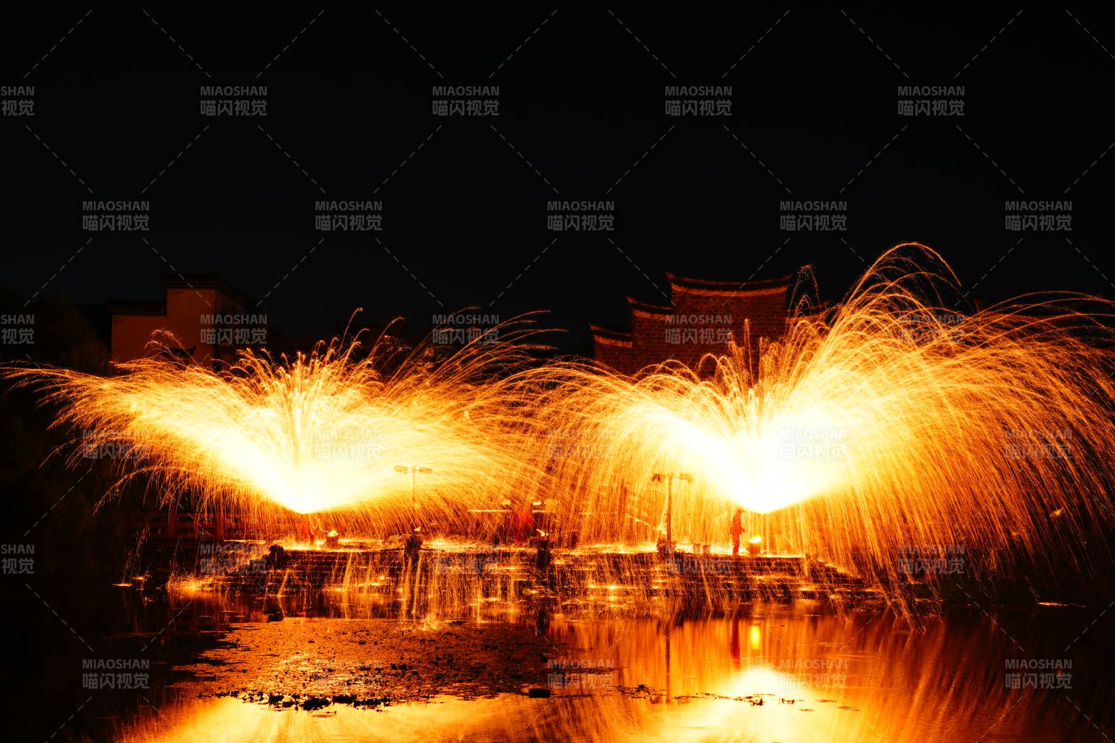 夜色中的非遗打铁花图片