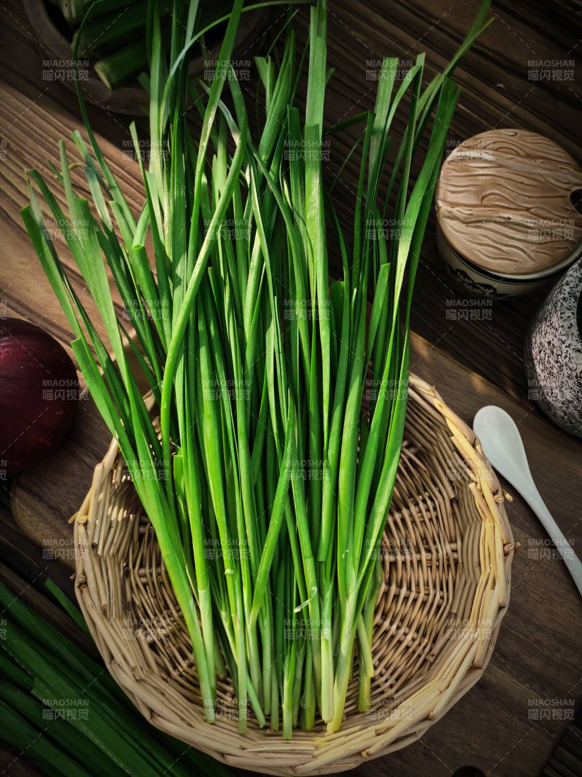 新鲜韭菜入篮图片