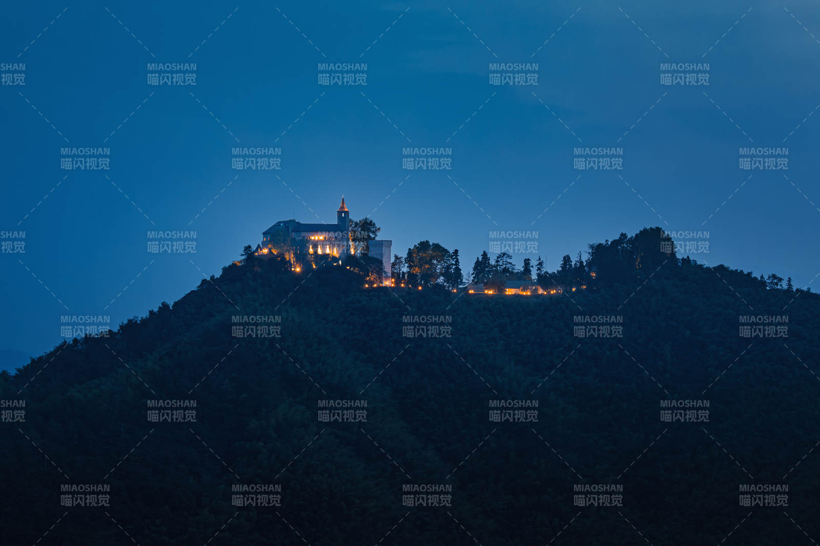 山顶夜景灯光璀璨  莫干山图片