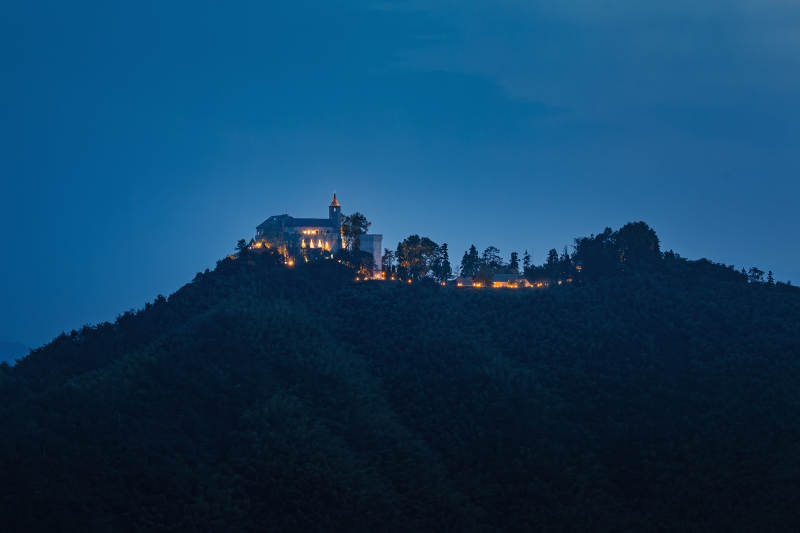 山顶夜景灯光璀璨  莫干山图片