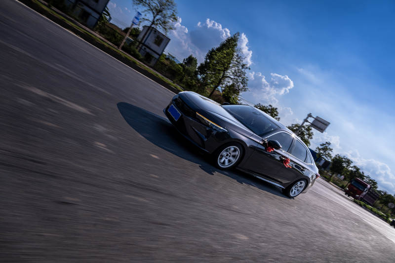 疾驰的黑色轿车图片