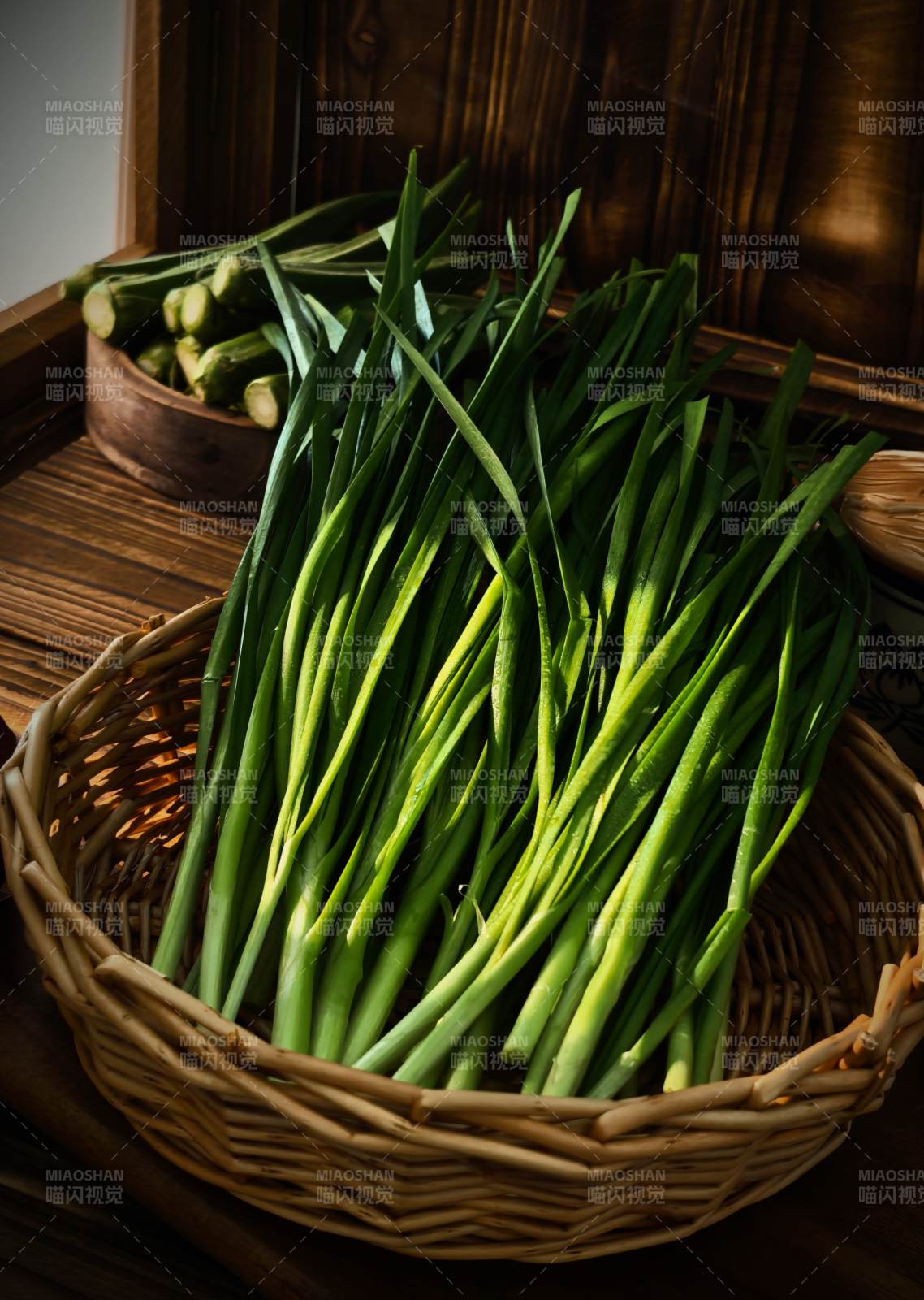 新鲜韭菜入篮图片