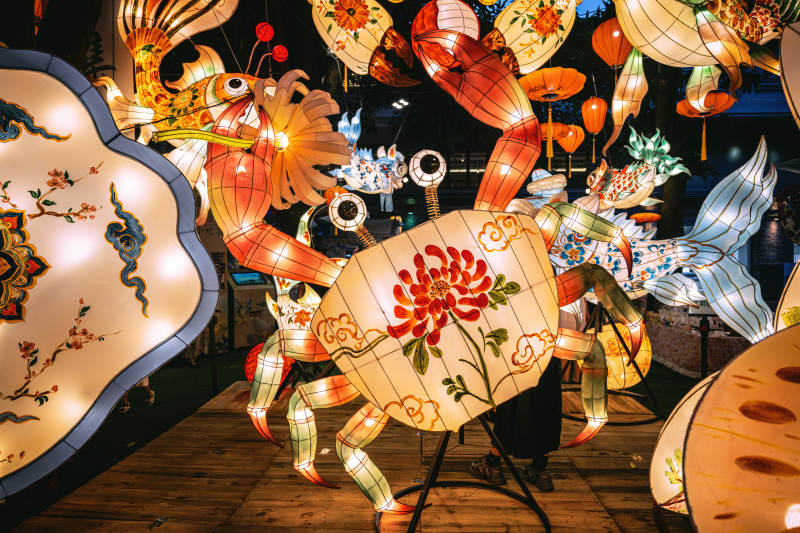 彩灯螃蟹展图片