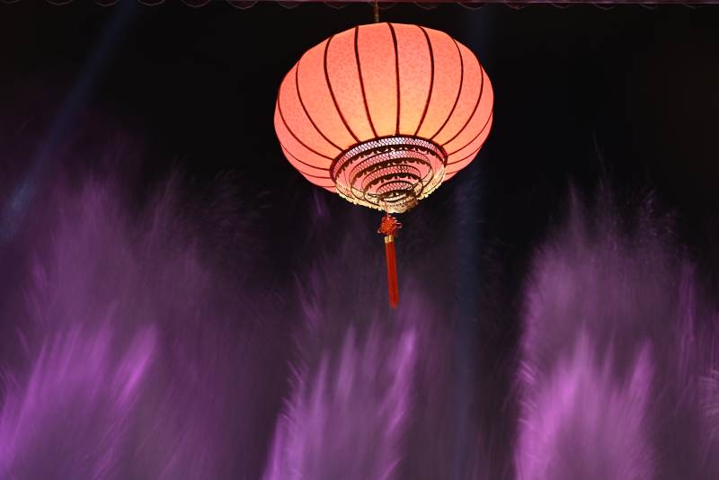 红灯笼映紫雾图片