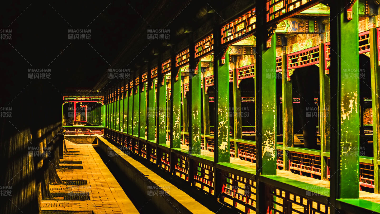 颐和园夜色中的长廊美景图片
