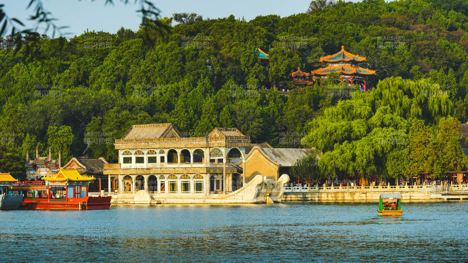 湖畔古建筑风光图片