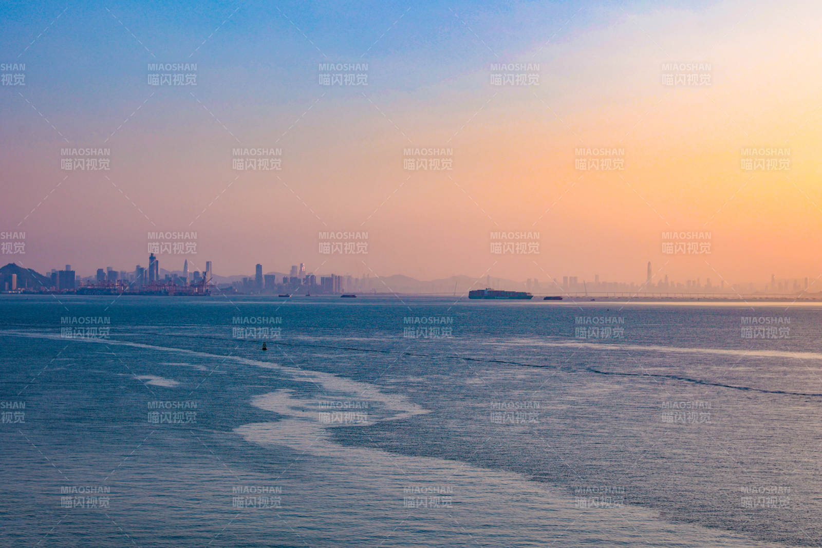 海天一色深圳湾日出城市剪影图片