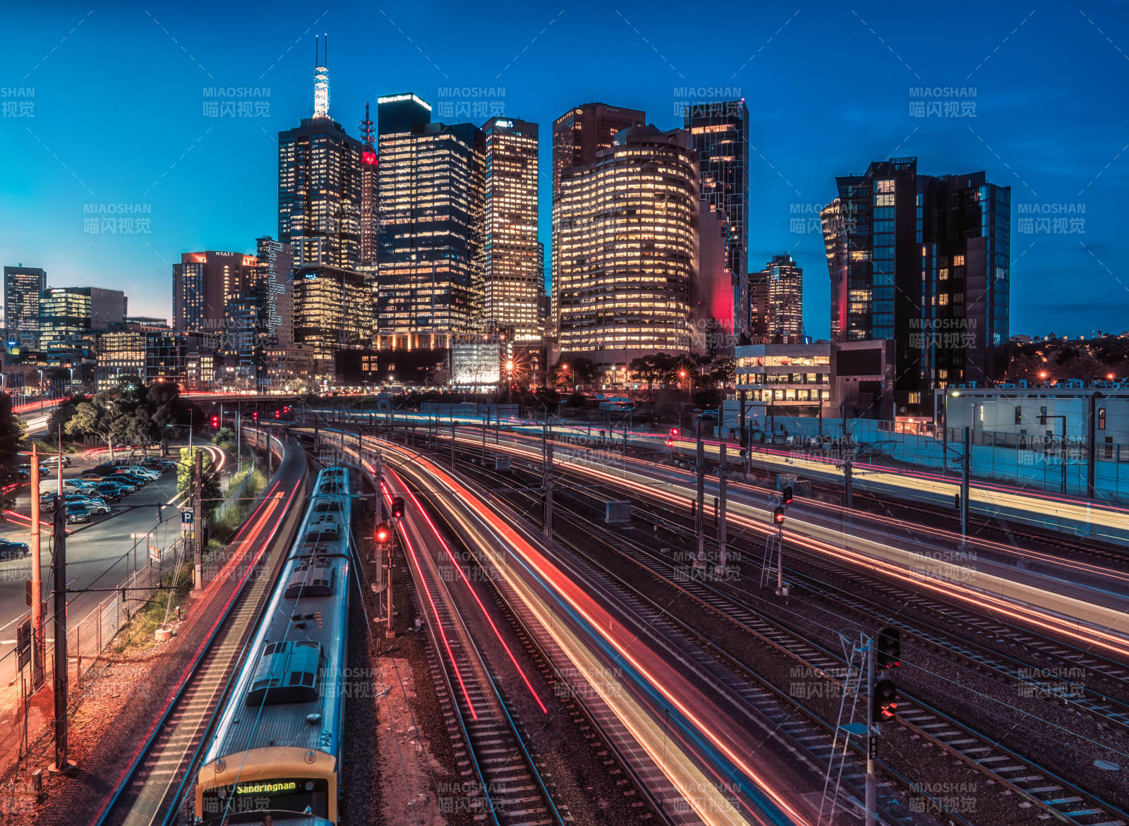 墨尔本城市火车夜景图片