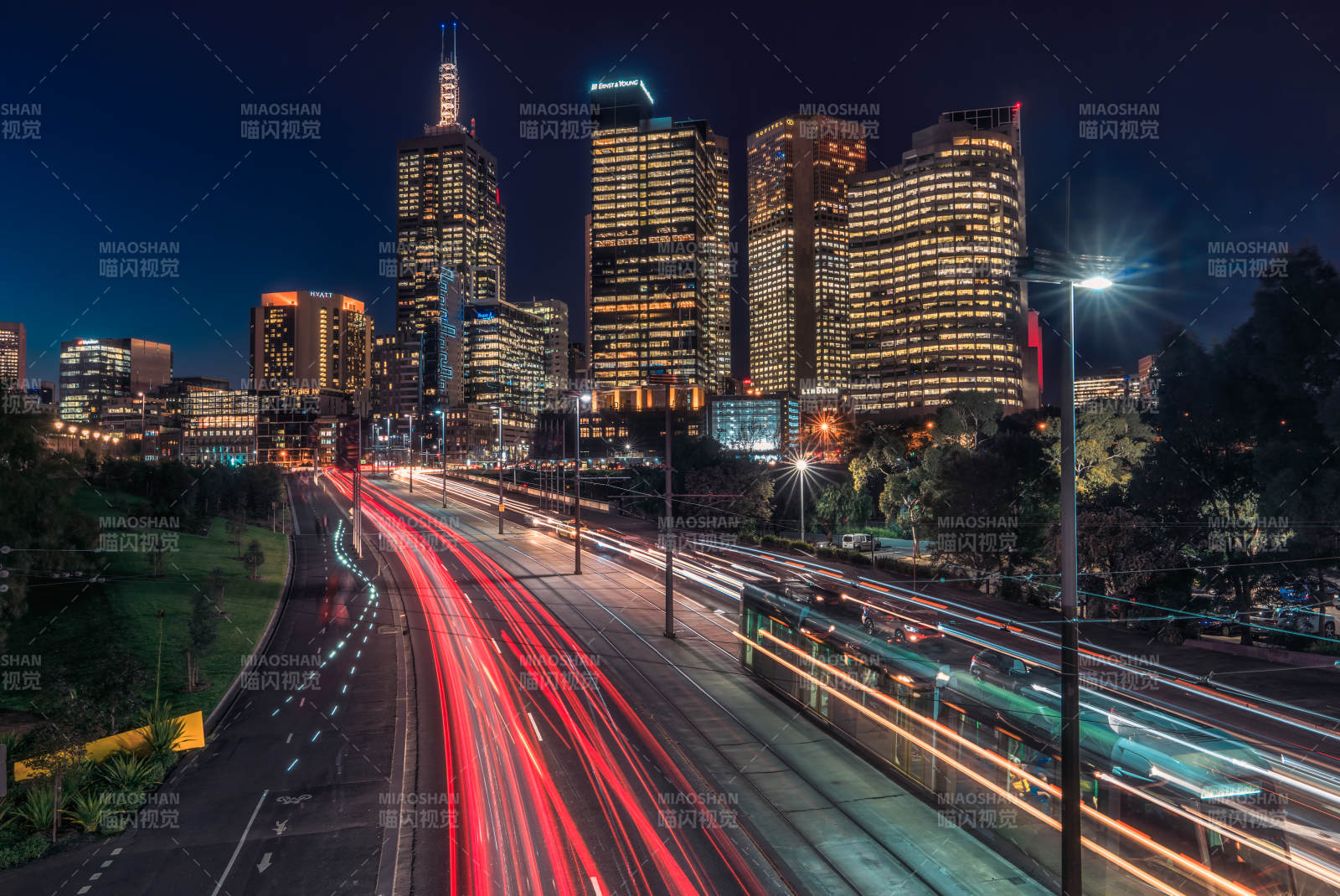 夜幕下的墨尔本轨道电车光影图片