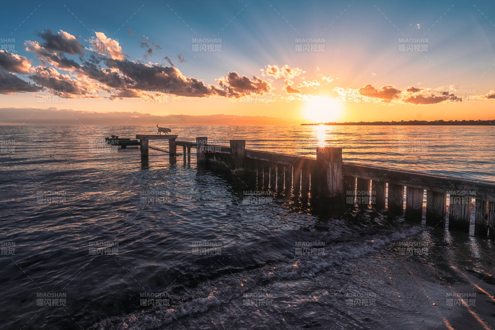 墨尔本海岸旧码头日落图片