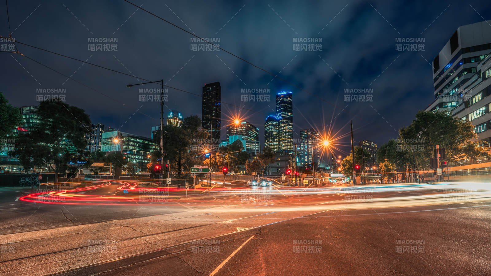 夜幕下的墨尔本城市交通光影图片