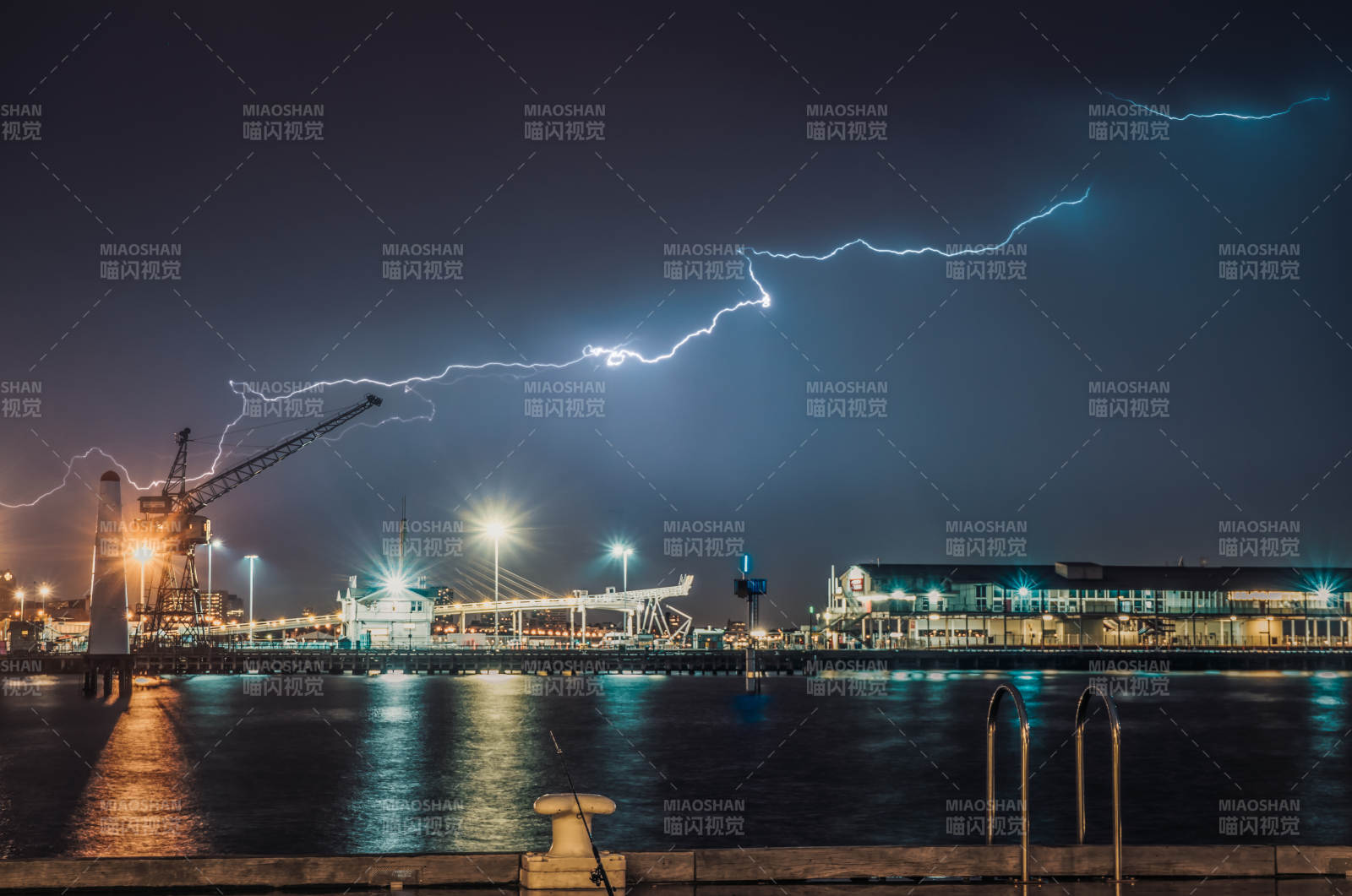 码头雨夜闪电奇观图片
