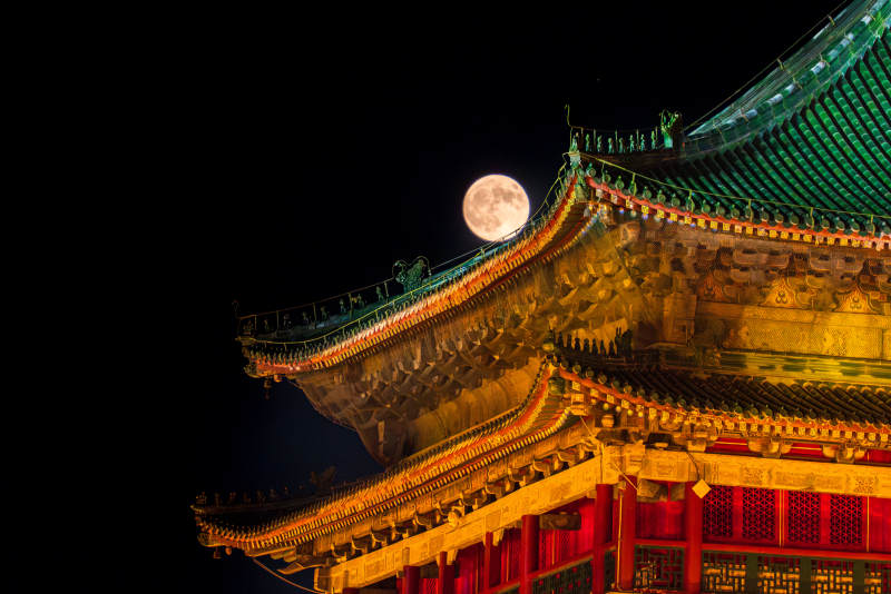 中秋节圆月下的西安钟楼图片