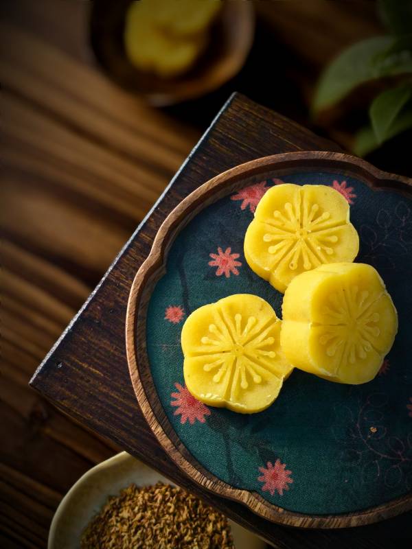 金黄花形糕点图片