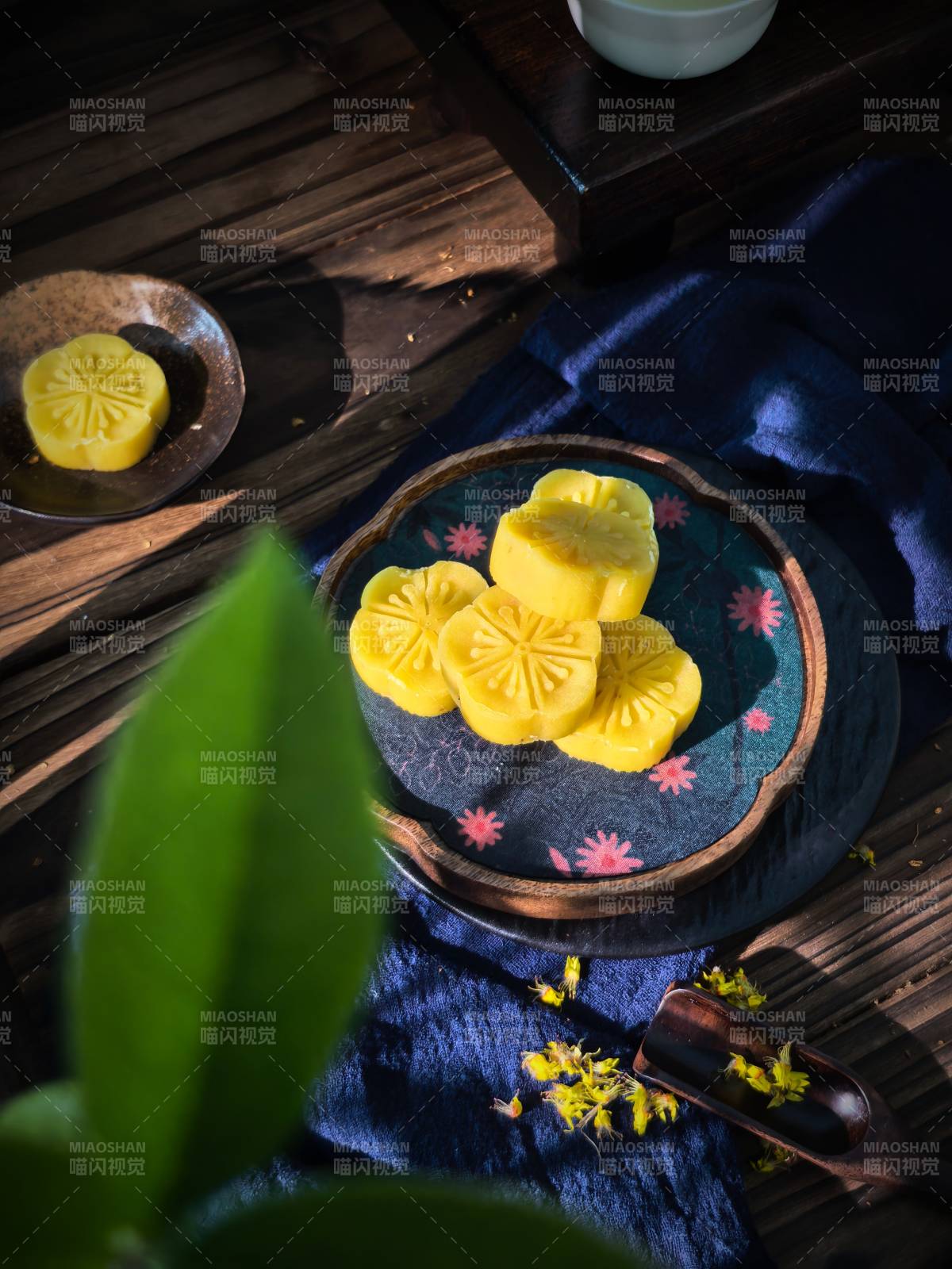 中式托盘里的桂花糕图片