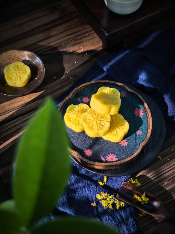 中式托盘里的桂花糕图片