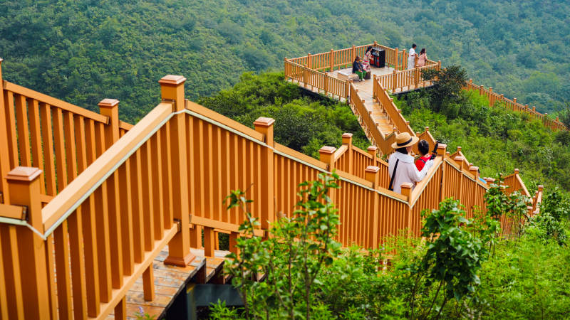北京门头沟溜石港村山间木栈道观景图片