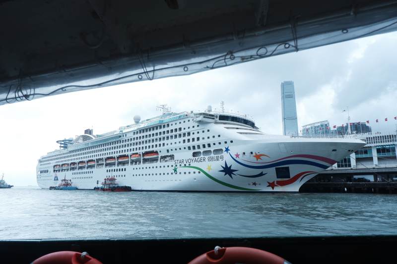 豪华邮轮停靠港口图片