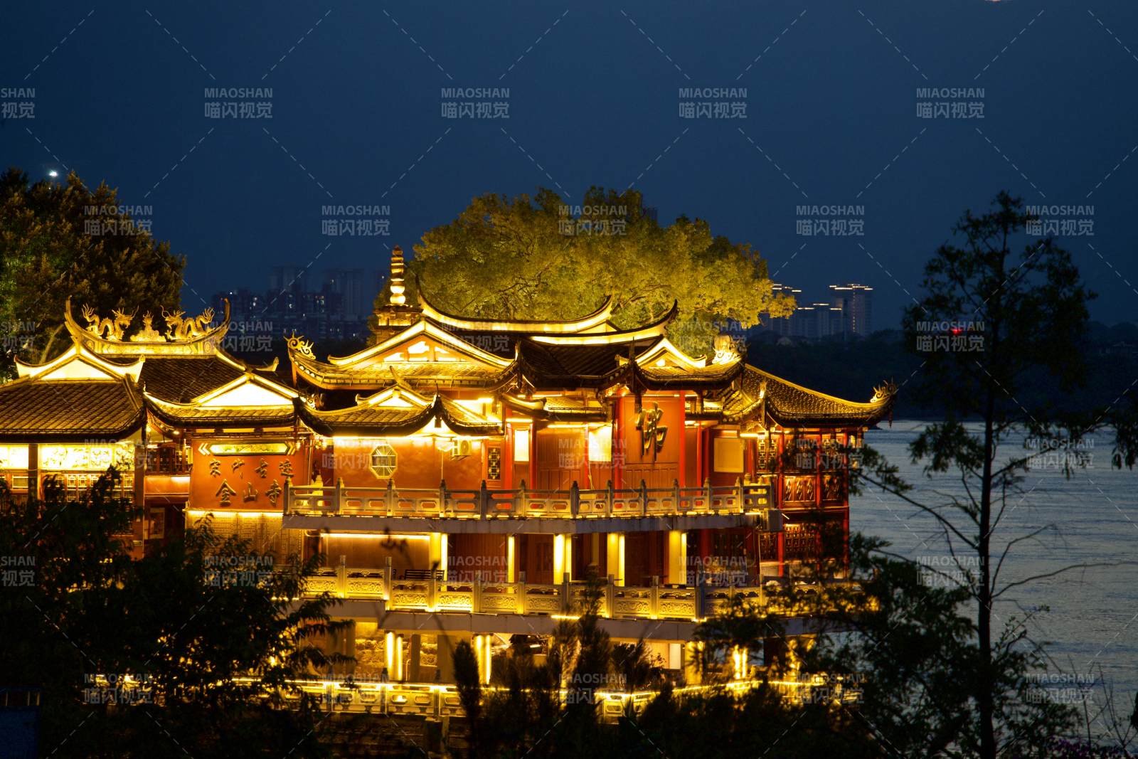 夜色中的金山寺图片