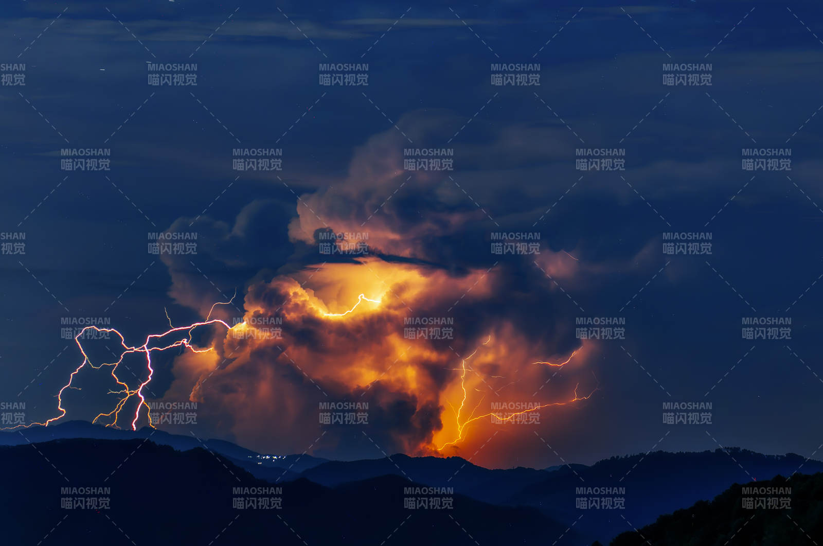 雷暴夜空闪电图片