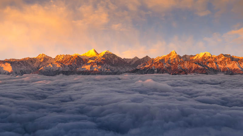 牛背山云海之上 贡嘎辉映图片