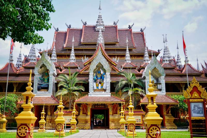 金碧辉煌的西双版纳总佛寺图片