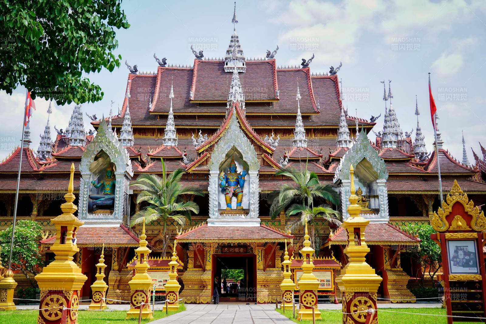 金碧辉煌的西双版纳总佛寺图片