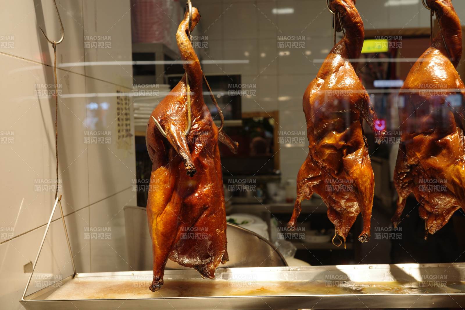 烤鸭悬挂展示图片