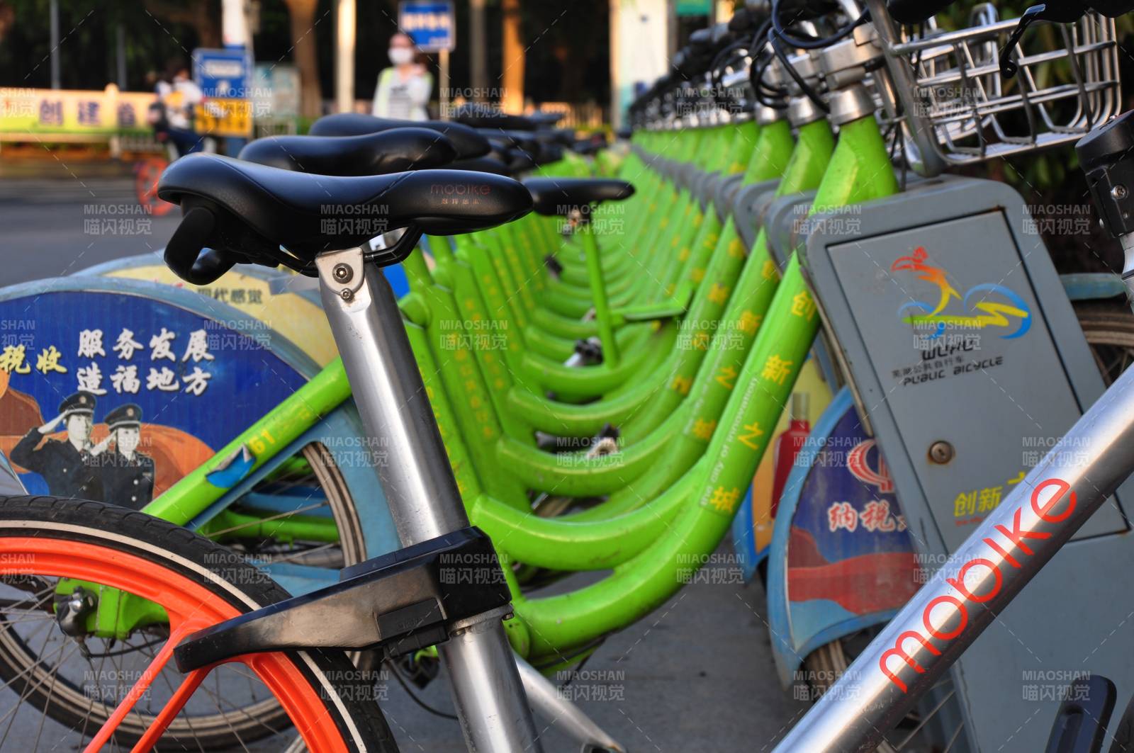 共享单车整齐排列图片