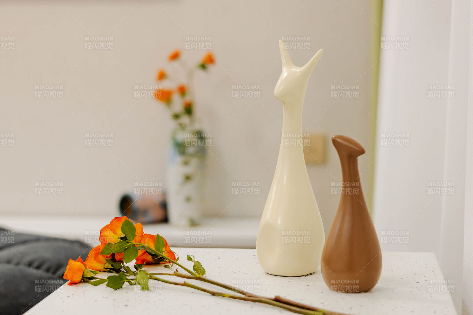 花瓶与橙色花朵图片