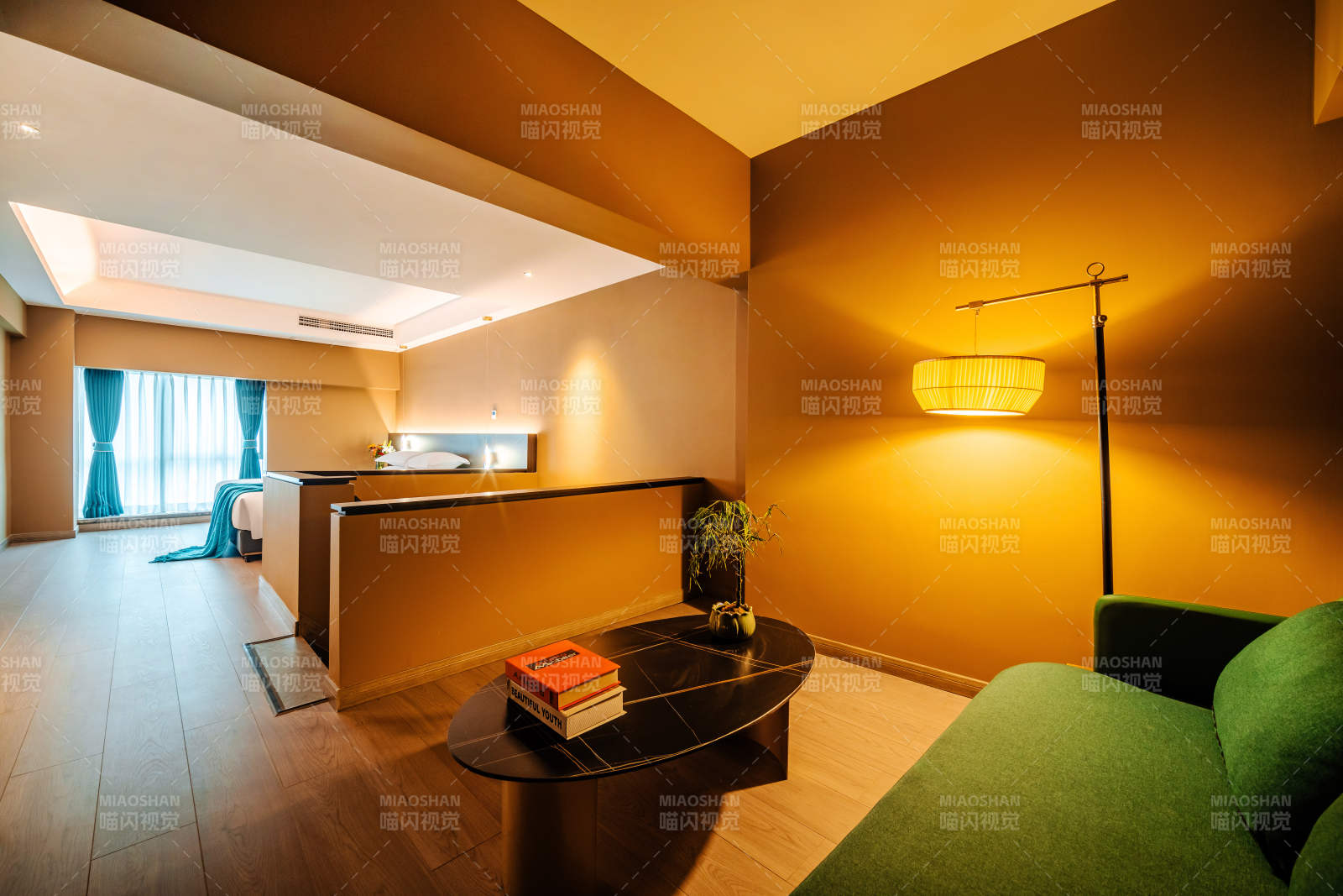 现代温馨客厅一角图片