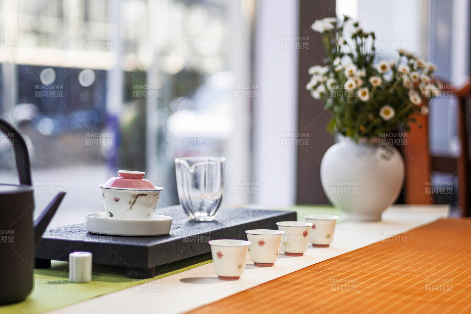 茶香四溢的静谧时光图片