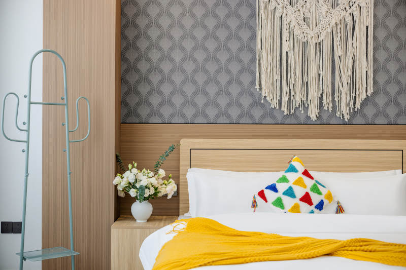 温馨卧室一角图片