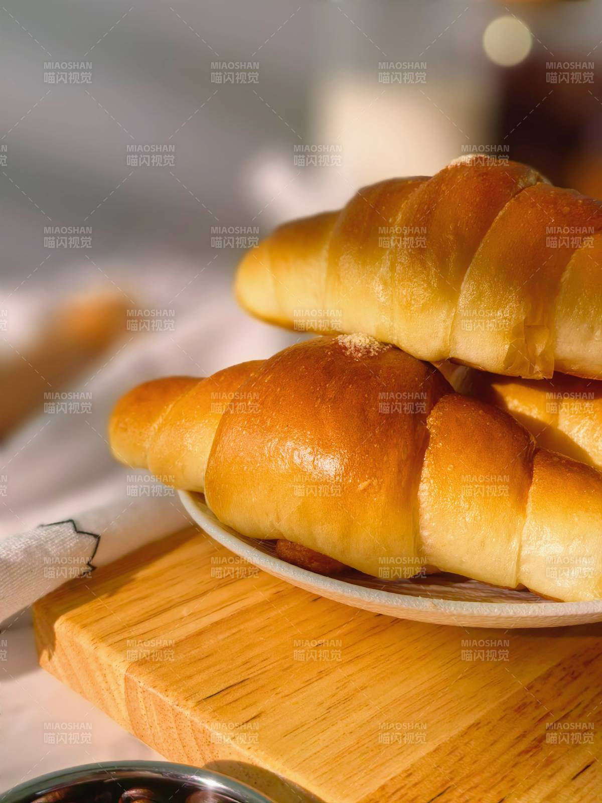 金黄酥软的面包图片