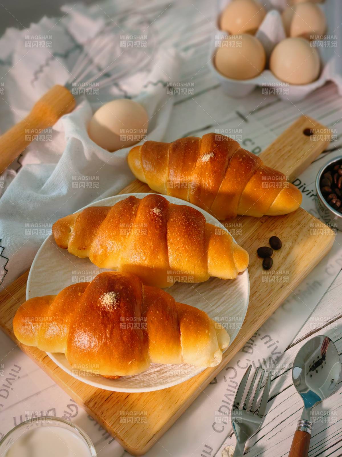 金黄酥软牛角包图片