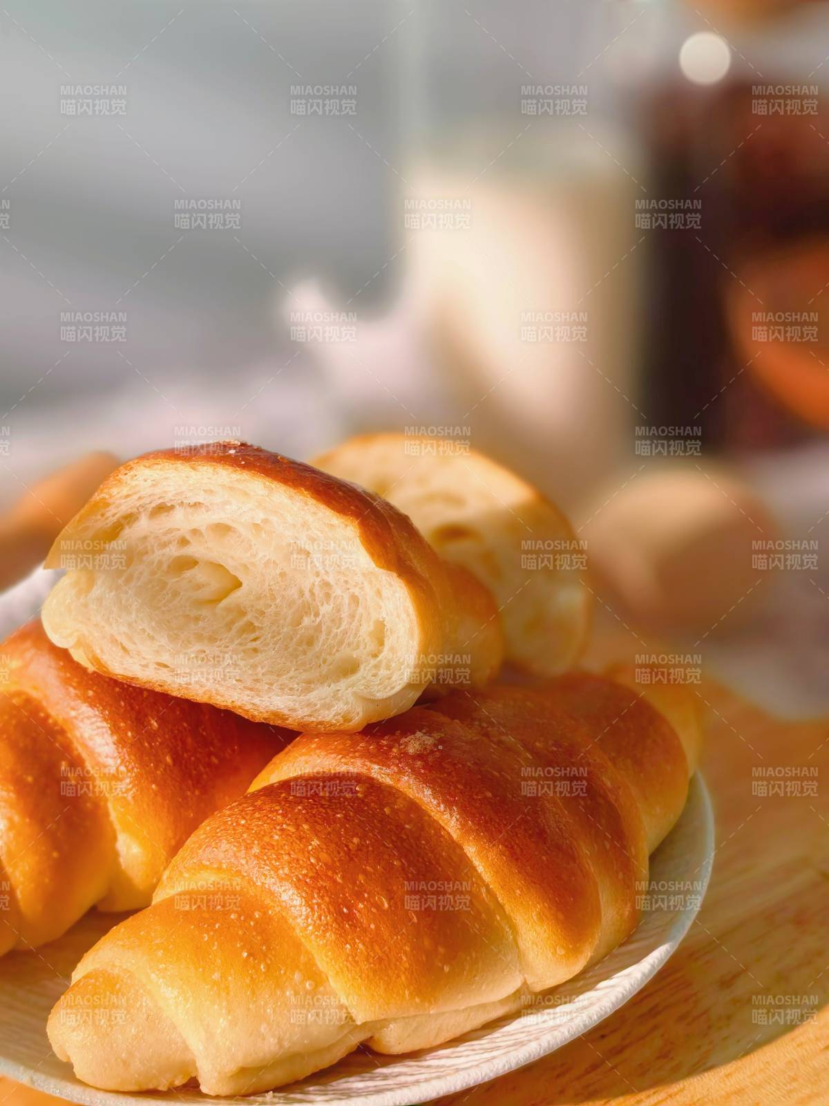 金黄酥软牛角包图片