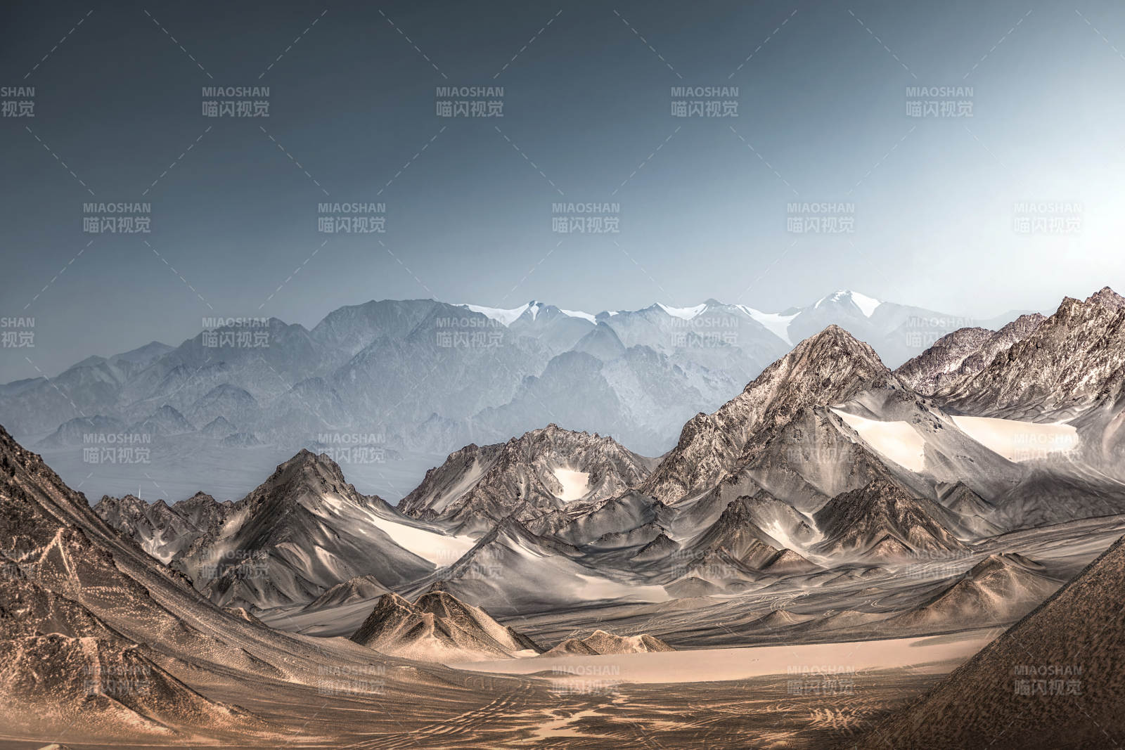 雪山荒原壮景图片